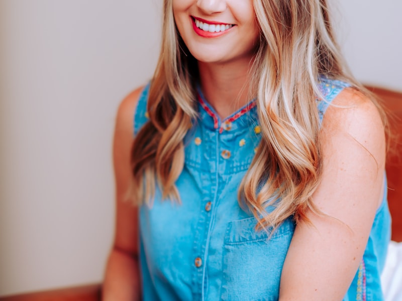 世界杯官方认证平台团队成员在数据中心大屏幕前工作的场景